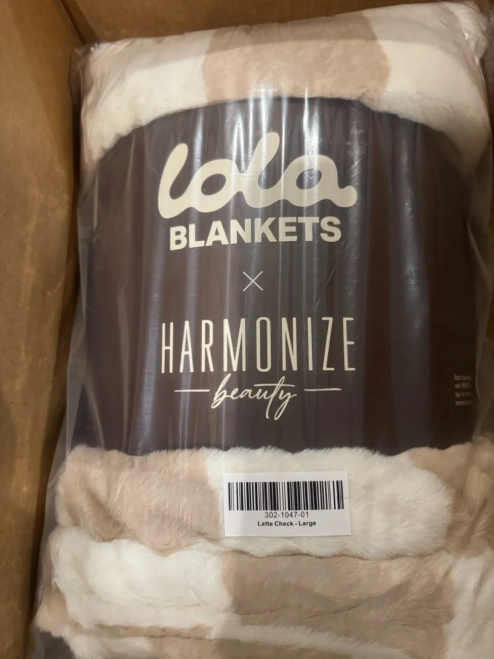 Lola Blankets X Harmonize/Latte Check/Plush Throw/Blanket/Size L/NIB/SEALED! - Picture 2 of 16